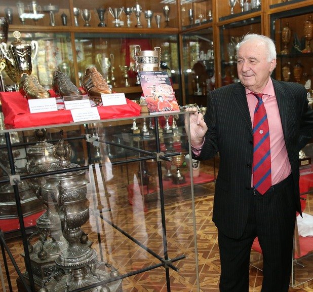 Петър Жеков, вероятно най-големият голмайстор в българския футбол, показва гордо и трите спечелени обувки - една "Златна" от 1969-а, и две бронзови.
