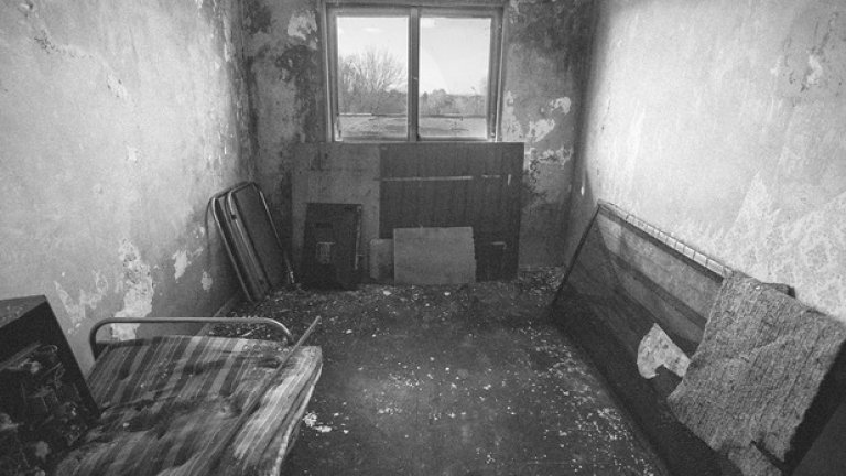 Интериорът на занемарената гребна база