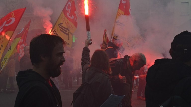 Протести във Франция срещу реформата в трудовото законодателство, лансирана от президента Макрон.