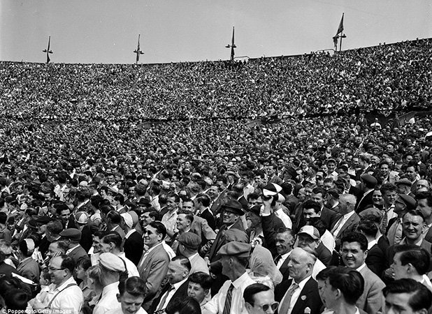 Костюми, ризи, вратовръзки... Финалът за Купата на Футболната асоциация е празник за всеки фен. 98 954 горди британци са напълнили "Уембли" за големия мач през 1960-а. Уулвърхемптън бие Блекбърн с 3:0.
