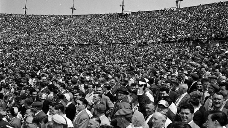 Костюми, ризи, вратовръзки... Финалът за Купата на Футболната асоциация е празник за всеки фен. 98 954 горди британци са напълнили "Уембли" за големия мач през 1960-а. Уулвърхемптън бие Блекбърн с 3:0.