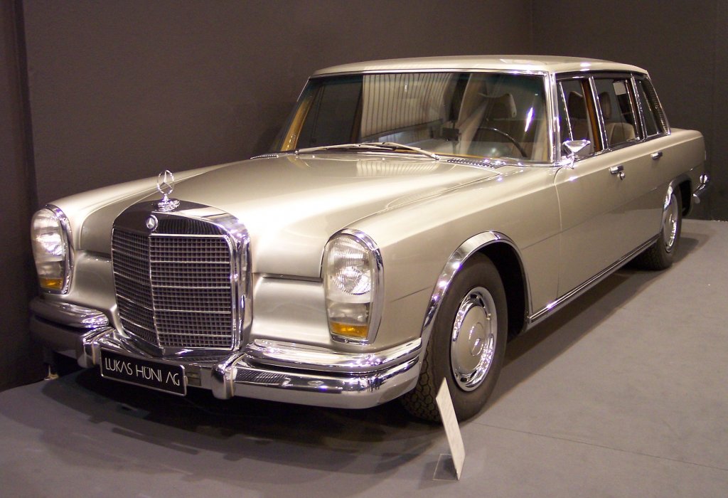 Mercedes-Benz 600 Grosser
Знаеш кога един модел е култов, когато го налазят звезди и диктатори. В случая с 600 Grosser, това е кола, в която са се возили Коко Шанел, Дейвид Боуи, Аристотел Онасис, Ерик Клептън, Елизабет Тайлър, Хю Хефнър, Джон Ленън, Джак Никълсън, Ринго Стар и... Ким Чен Ун. Брежнев и Пабло Ескобар също са притежавали този модел. Както и Тодор Живков. Нали разбирате накъде отиват нещата? Освен това, 600 Grosser е любимата лимузина на Джереми Кларксън, чието автомобилно мнение е по-тежко от това на Ким Чен Ун и Тодор Живков, взети заедно. Иначе казано: това е нашият Number One.