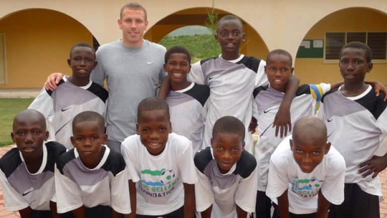 Крейг Белъми
Уелският нападател наскоро обяви, че прекратява активната си състезателна кариера. За сметка на това още като играеше за Уест Хем, Белъми вложи 650 хиляди паунда в изграждането на специализирана академия в Сиера Леонe.
Академията, дело на фондацията на футболиста, се занимава с насърчаване на спортните и академични постижения на талантливи деца, които нямат тази възможност.