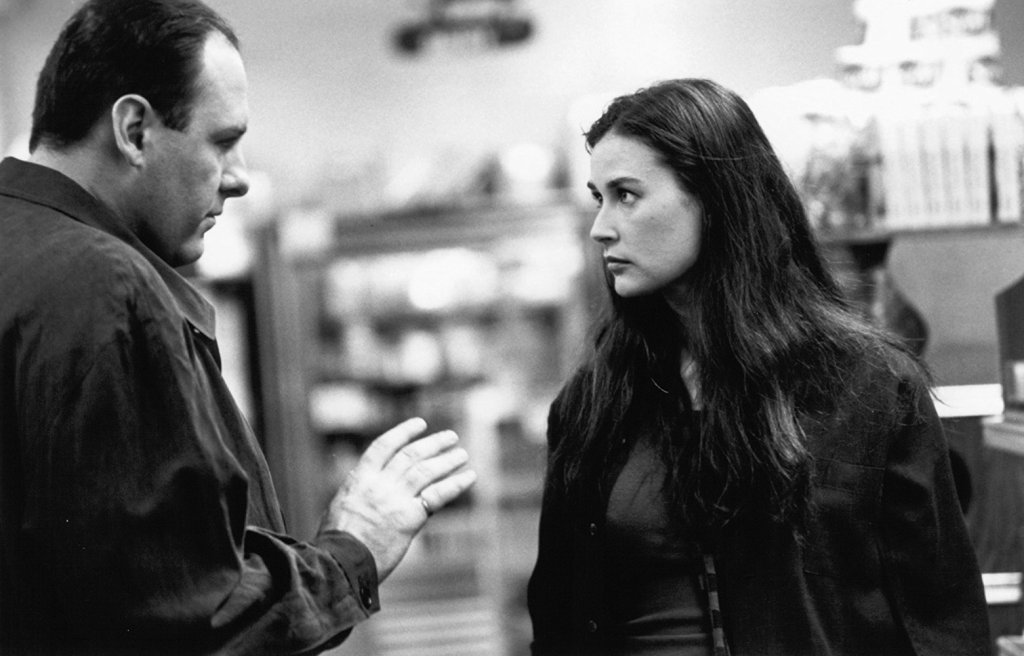 \"The Juror\" (1996) 
Мафиот притиска член на жури в съдебен процес срещу мафията да убеди останалите членове в невиността на подсъдимите.