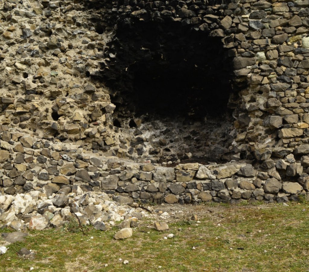 Днес никой не се трогва от миналото величие на отбранителното съоръжение, което вместо туристи посреща поредния вандал, решил да запали огън в стените на крепостта.