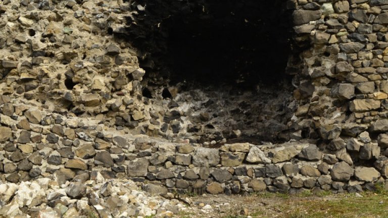 Днес никой не се трогва от миналото величие на отбранителното съоръжение, което вместо туристи посреща поредния вандал, решил да запали огън в стените на крепостта.