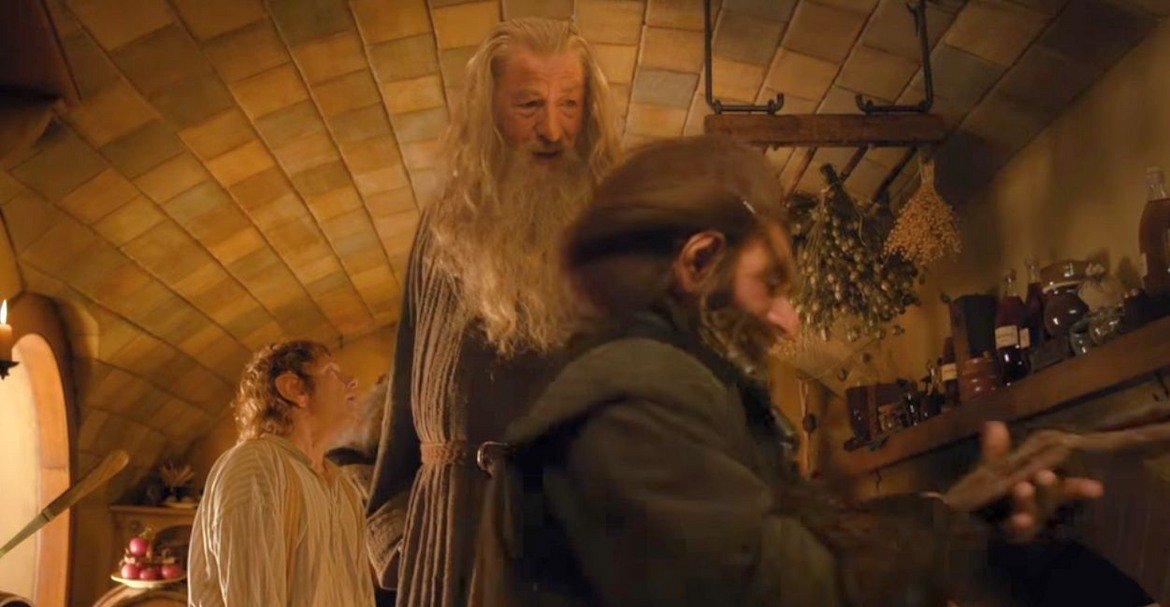 Иън Маккелън (Хобит: Неочаквано пътешествие)
 
Големият проблем с филмите по Толкин е, че персонажите имат големи разлики в ръста. За трилогията по "Властелинът на пръстените" режисьорът Питър Джаксън и неговият екип използват различни трикове и заигравки с перспективата, за да направят така, че Фродо, Сам и останалите хобити да изглеждат дребни като деца, за сметка на останалите актьори, които са с нормален ръст.

Трилогията "Хобит" обаче е заснета с камери, снимащи с 48 кадъра в секунда, и подобни номера не са възможни. Това означава, че голяма част от сцените трябва да бъдат заснети пред зелен екран (което, за съжаление, се усеща). 

Най-много от това страда Иън Маккелън. Възрастният актьор и тук играе магьосника Гандалф. За него работата със зелен екран се оказва твърде голямо предизвикателство още в първите дни на снимките – той е свикнал "да играе с хора, а не сам". В един момент дори иска да напусне – не само продукцията, но и целия филмов бизнес, тъй като се съмнява, че ще може да се справя с тези нови предизвикателства.

Само подкрепата от Джаксън и неговите колеги актьори го убеждава да продължи.