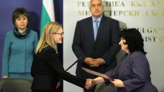 Теменужка Петкова и Айлин Уилкинсън, регионален  вицепрезидент на „Шел Експлорейшън енд продакшън Б.В.“,  подписаха договор за търсене и проучване на нефт и природен газ в „Блок 1-14 Силистар“.  На официалната церемония присъства министър-председателят Бойко Борисов и Камелия Славейкова, изпълнителен директор на "Shell България".