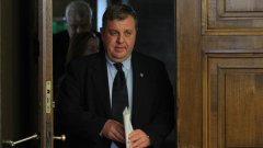 Министърът на отбраната се закани да съди лидера на "Воля" заради обиди