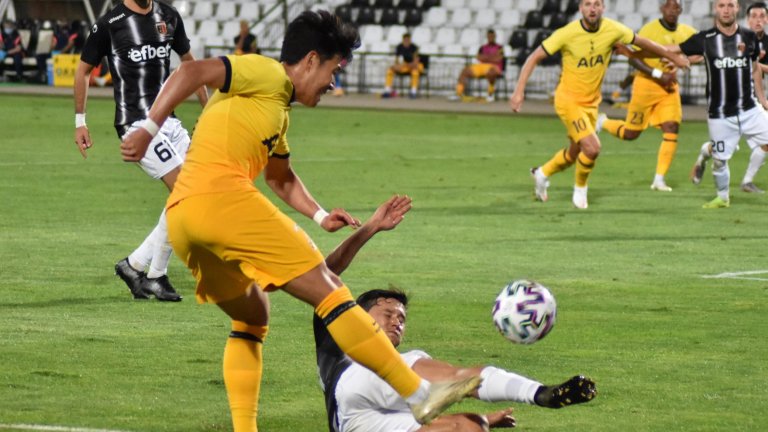 Локо беше на 10 минути от чудото, но два червени картона съсипаха всичко