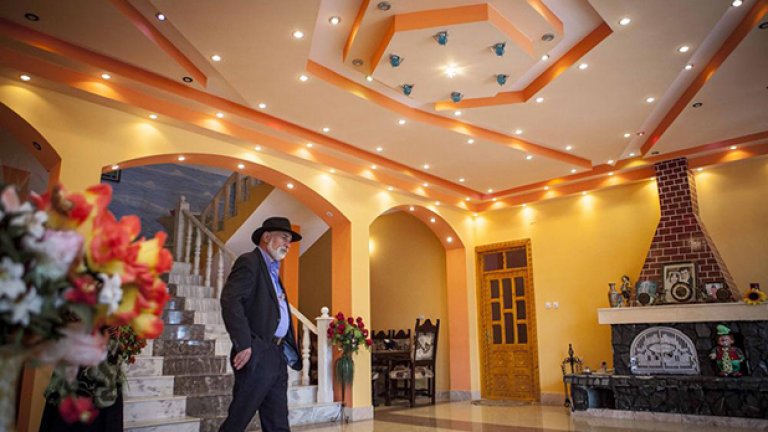 Мъжът на Стелияна - Костица Станцу, се разхожда в дома си