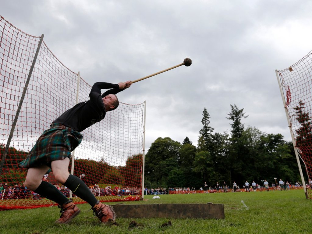Провеждането на Highland Games е почетна традиция в Шотландия. Игрите включват хвърляне на чук с помощта на дръжка или дървен прът 