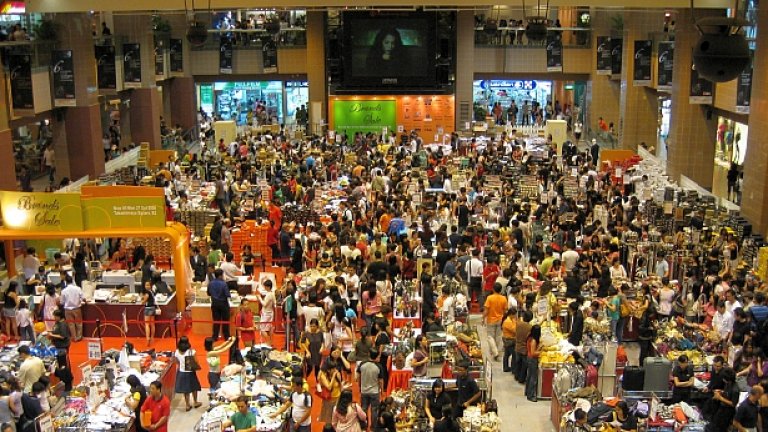 Културата на озверелия шопинг не подминава никого