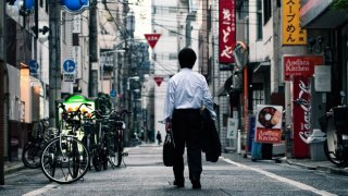 Възможна ли е смърт от прекалено много работа? Япония е единствената страна в света, която има термин за подобен летален край - "кароши". Кароши взема хиляди жертви всяка година.