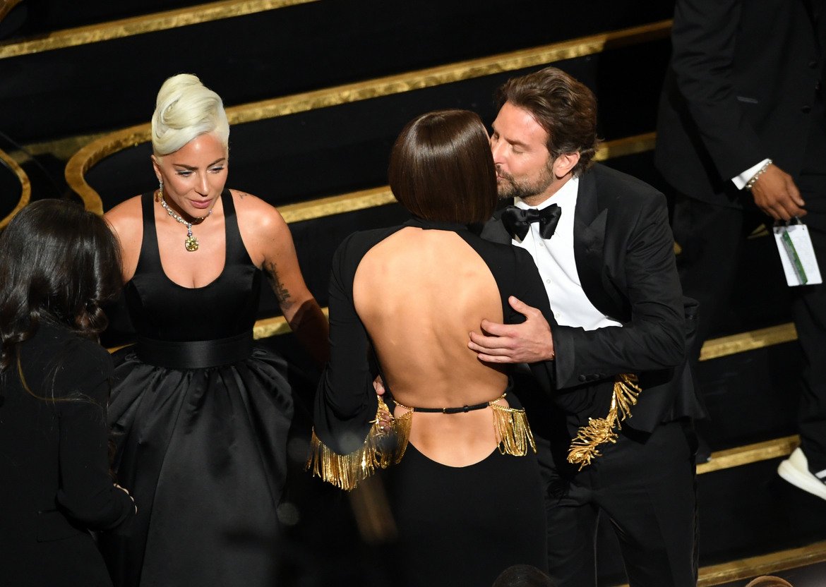 По време на церемонията по връчване на наградите "Оскар" се появиха спекулации, че Брадли Купър и Лейди Гага имат връзка. Ирина Шейк обаче беше до съпруга си през цялото време, като доказателство, че в слуховете не са верни.  