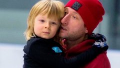 "Тате, боли ме!", проплаква Гном Гномич, но на 7-годишния син на шампиона му е забранено да се отказва