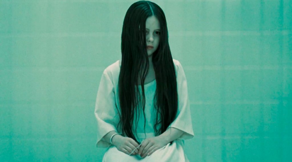 Самара от \"Пръстенът\" (The Ring)
Дали предпочитате Самара или Акико (както е името на момичето от японската версия на филма), това не променя факта, че образът е един от най-психарските в киното. Идеята за момичето, което излиза от кладенеца е 