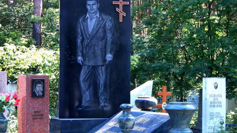 А можеше кръстът да е неонов