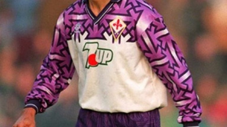 Габриел Омар Батистута можеше да вкарва голове и без фланелка, а вероятно и без обувки на краката. Но дори великият Батигол вероятно се е чудил защо, по дяволите, Фиорентина избра този дизайн през сезон 1992-93 г. Според най-крайните мнения елементите, вплетени в екипа, дори напомняли свастики. Е, да не стигаме дотам... Просто фланелката е гротескна.