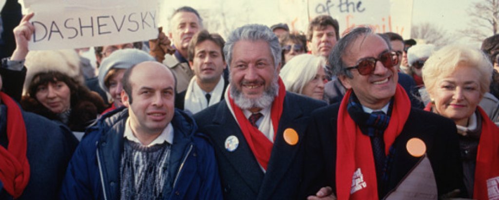 На 11 февруари 1986 г. съветският правозащитник Натан Шарански (на снимката) е разменен за двама чешки разузнавачи-нелегали - Карл Кьохер и съпругата му Хана, които успяват да се внедрят в ЦРУ. 
Шарански е осъден на 13 години затвор през 1977 г. по обвинение в измяна на родината и антисъветска агитация - твърди се, че той е предал на американското разузнаване списък с имената на 1300 души, на които е отказано да напуснат границите на СССР. 
След масови граждански протести по цял свят и намесата на най-влиятелните политици на Европа и САЩ, Шарански преминава "Моста на шпионите" в Потсдам.