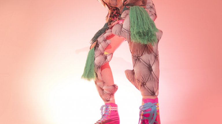 Фотограф: Златимир Араклиев, с участието на: Ирмена Чичикова
Грим и коса: Слав