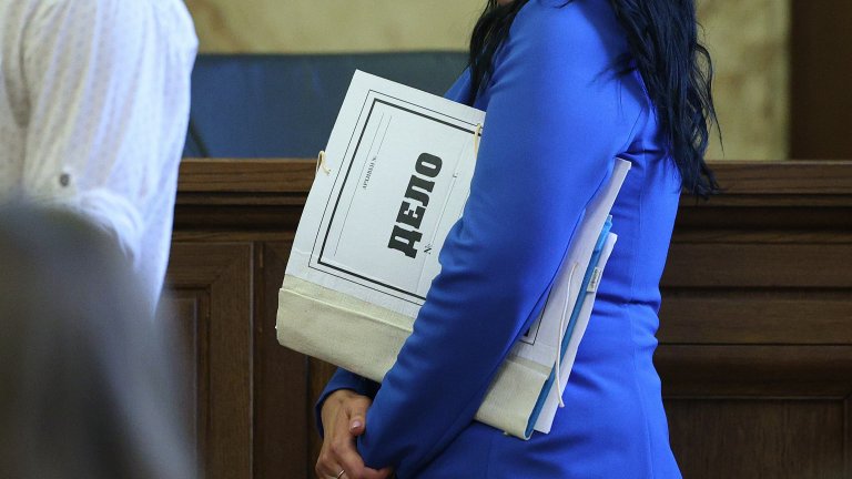 Сред тях има застрахователи и адвокат