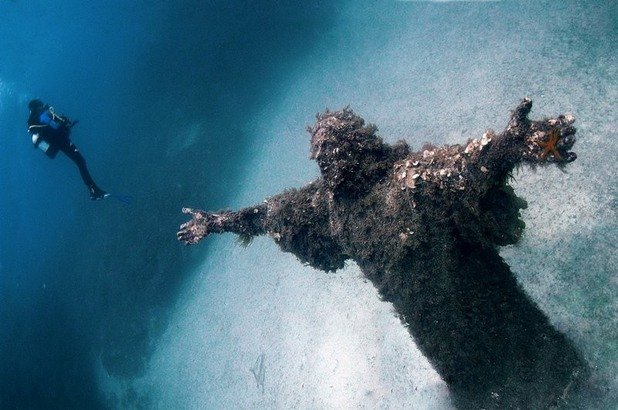 Подводната статуя на Иисус край Сан Фрутуозо, Италия е построена от скулптура Гуидо Галети през 1954 година и нарочно е изоставена под водата