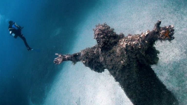 Подводната статуя на Иисус край Сан Фрутуозо, Италия е построена от скулптура Гуидо Галети през 1954 година и нарочно е изоставена под водата