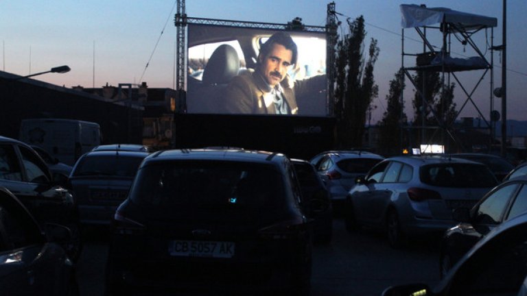 В България "Истински детектив 2" направи своя дебют типично по американски - с автокино на покрива на мол Сердика, десетки Ford-ове, донъти и бира (за нешофиращите).
