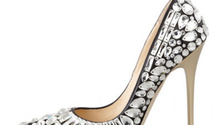 JIMMY CHOO
Tia Pointy Toe Jewel Pump (колекция есен 2013)
Обувките на висок остър ток, обсипани с кристали Сваровски, излизат ексклузивно от студиото на Джими Чу. Този истински малък шедьовър очароважените   по целия свят. Поради изключително високата си цена това е един от най-скъпите модели. Първата, минала по червения килим с тях, е младата актриса Ема   Робъртс.