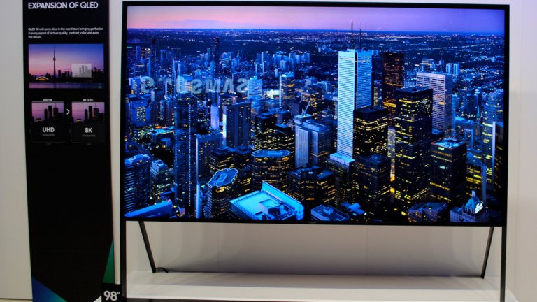 Samsung показа и 8k 98-инчов QLED прототип, който макар да грее доста, ни показва, че технологията няма проблем с големи дисплеи
