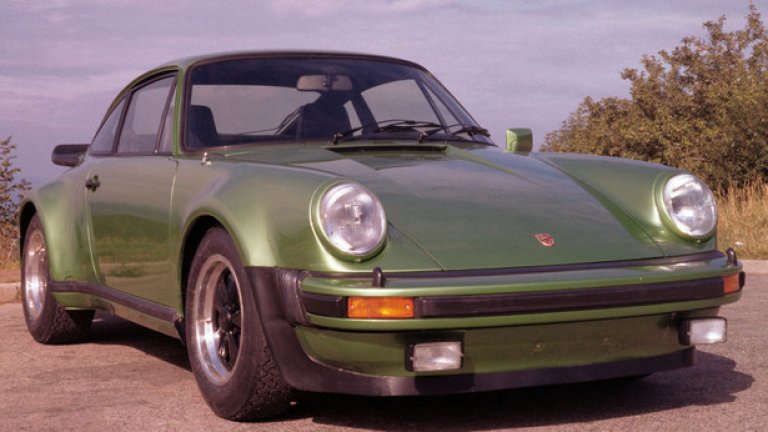 930 Turbo (1975)
Работата по турбо версия на 911 започва през 1972 година и през 1975 на пазара излиза първия 911 Turbo. Мощността му е 260 конски сили, идващи от 3-литров мотор с турбокомпресор. Купувачите се прехласват по раздутите задни калници и характерния голям спойлер отзад. По това време това е най-бързата серийна кола в Германия.