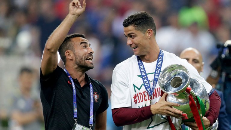 Регуфе отпразнува заедно с Роналдо спечелването на Евро 2016 и дразни някои хора в португалския лагер с постоянното си присъствие до звездата