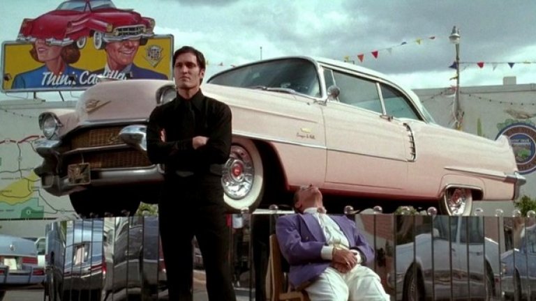 В „Аризонска мечта" филмовият чичо на Джони Деп строи кула от кадилаци, в българската мечта чичото не си цапа ръцете с машинно място, а се обляга директно върху коженото си шефско кресло. Всичко останало е под достойнството му и съответно провокира постигането на нови измерения на мрачността.