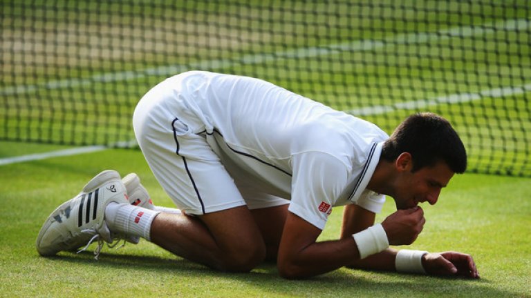 2014 г. Новак Джокович си хапва от тревата на "Уимбълдън", след като е пречупил Федерер във финала и за втори път е шампион на турнира. Сърбинът бе като малко дете из корта след победата.