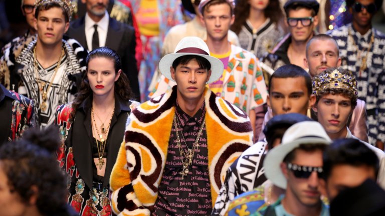 Dolce and Gabbana и голямото им китайско бедствие 
Дни преди грандиозното шоу в Шанхай в края на ноември италианските дизайнери се оказаха в центъра на скандал, който може да унищожи бизнеса им в Китай. В опита си да рекламират събитието те пуснаха три клипа, в които китайка се затруднява да яде с клечки пица, спагети и каноли.
Клиповете бяха сериозно критикувани, защото според мнозина са расистки и неуважителни към китайската култура. Нещата се влошиха допълнително, когато профилът на Стефано Габана предполагаемо се оказа обект на хакерска атака и започна да сипе обиди срещу китайците.
Няколко часа след това шоуто беше окончателно отменено. Ядосани потребители на социалните мрежи призоваха за бойкот на модната марка, а онлайн търговци на дрехи изтеглиха продуктите й от платформите си.