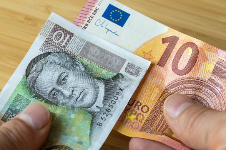 Според социологически проучвания от Евробарометър 55% от хърватите подкрепят приемането на еврото. Въпреки това повече от 80% от гражданите на страната се опасяват от покачване на цените.
