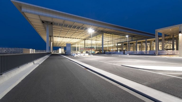 Проектът бе забъркан в корупционни обвинения и съдебни спорове около финансирането му.

До момента в строителството на летището са потънали над 6 млрд. евро.

