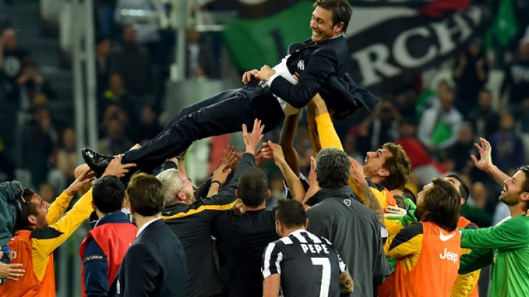 10. Антонио Конте. Новият мениджър на Челси може да бъде определен като бедняк в сравнение с именитите си колеги на Острова. Напускането на италианския национален отбор бе подплатено от Роман Абрамович с 3,95 млн. паунда годишно - далеч по-малко в сравнение със заплатите в Арсенал, двата тима от Манчестър или Ливърпул. Все пак Конте може да бъде доволен от продължителността на договора и заложените бонуси. А има и допълнителна утеха - по-малко от него получават селекционерите на Англия Рой Ходжсън (2,95 млн. паунда), на Германия Йоаким Льов (2,8 млн.) и на Бразилия Дунга (2,5 млн.).