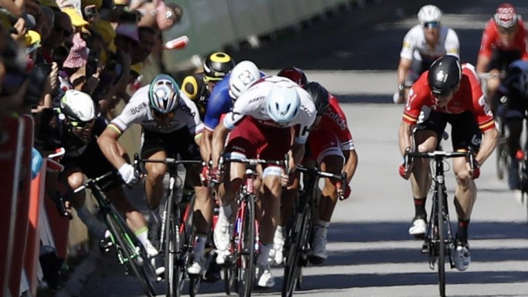 2. Дисквалификацията на Саган  Световния шампион и една от най-големите звезди на колоезденето Петър Саган беше дисквалифициран от Тура след инцидент в 4-тия етап. В края на етапа той тласна с лакът Марк Кавендиш към бариерите, а след като специално жури прегледа инцидента, обяви, че участието на словака в състезанието приключва, а с него и серията му от 5 поредни зелени трика. Саган ще трябва да изкача поне още една година, за да успее да изравни рекорда на Ерик Забел от 6 победи в класирането за спринтьори.