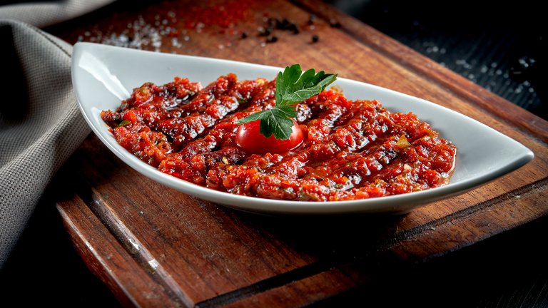 АджикаАджика е вкусна разядка, която ще разпали апетита ви като нищо друго. Почистете от семките един килограм месести сладки червени чушки и поне 3-4 малки люти чушлета. Сложете в блендер или пасатор чушките, два едри домата, 100 грама хрян, няколко скилидки чесън, сол, пипер, лъжичка захар и струйка олио. 
Пасирайте до не много гладка смес, в която се усещат парченцата зеленчуци, след което варете сместа за около два часа или до сгъстяване на умерен огън. Можете да сервирате разядката веднага, или да я съхраните в бурканчета в хладилника до две седмици.