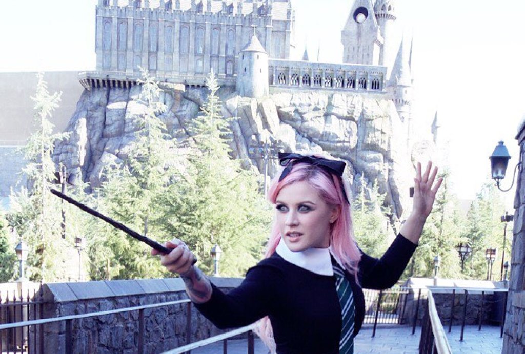 Кели в cosplay форум, като персонаж от „Хари Потър“.
