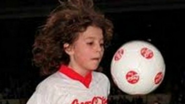 Сони Пайк

През 1996 г., на 14 г., Пайк беше най-хваленият в Англия и участваше в реклами на Coca-Cola и McDonald's. Той беше част от академията на Аякс от 7-годишен и краката му бяха застраховани за 1 млн. паунда. За съжаление, прекаленият шум около него доведе футболиста до психологически срив и той се отказа от футбола едва на 17 години. В момента работи като таксиметров шофьор.   