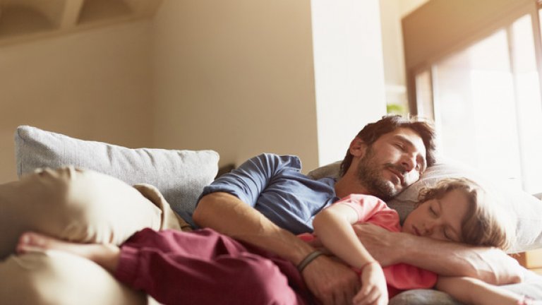 1. Задайте правилната температура
Гореща стая може да предизвика потене, докато прекалено студена ще ви накара да треперите.
Леко студената температура помага да се намали вътрешният термометър на тялото и да се предизвика сънливост.