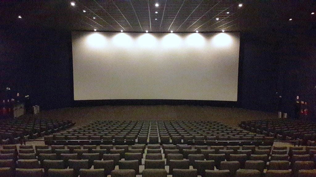 1280px-Sala_de_cine