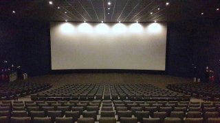 1280px-Sala_de_cine