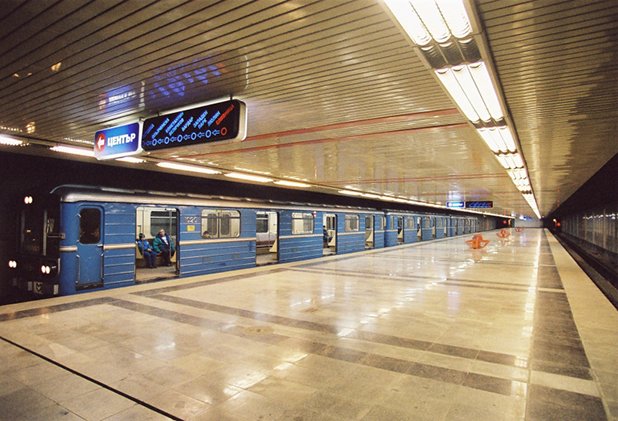 На пръв поглед на софийските метростанции нищо им няма - осветени са и сравнително чисти. Но са така бездушни и скучни!