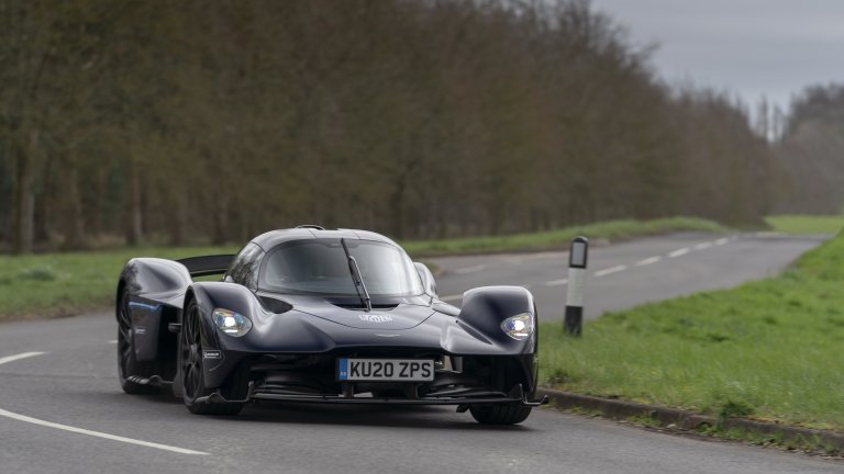 Aston Martin ValkyrieБританците разбират от бързи коли и Джеймс Бонд може да потвърди това. Valkyrie е олицетворение на стила на Aston Martin с 1160 конски сили и максимална скорост от 405 км/ч. Тук е мислено най-вече за аеродинамиката, както подсказва и ниският профил на колата. Тя ускорява от 0 до 100 км/ч за 3 секунди. От Valkyrie ще бъдат създадени общо 150 бройки, като първите поръчани модели вече са при щастливите си купувачи.