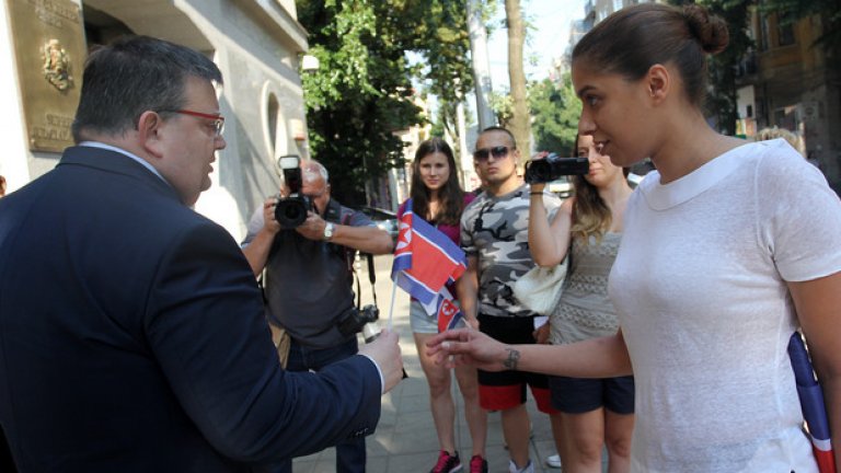 Главният прокурор Сотир Цацаров приема флаг на Северна Корея от председателя на "План Б" Любена Павлова