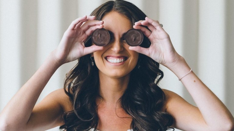 След много труд, Мансфийлд печели 6-цифрени суми, които постоянно се увеличават